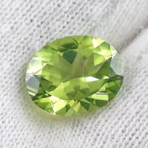 AAA Peridot in olivgrün 2,67 ct - Oval multifacettiert - 10,07 x 8,10 x 4,88 mm