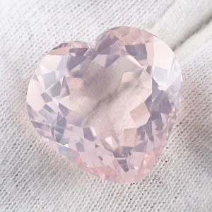 Rosenquarz in zartrosa 24,30 ct - Herz multifacettierter Schliff - 19,55 x 19,83 x 12,02 mm