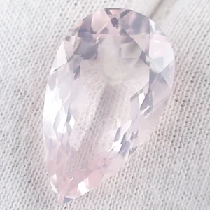 Rosenquarz in zartrosa 16,68 ct - Tropfen multifacettierter Schliff - 24,06 x 14,07 x 9,19 mm