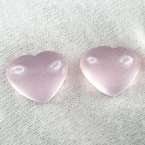 Rosenquarz Paar in zartrosa 11,48 ct - Herz Cabochon kalibriert - 2 Steine je ca. 12,9 x 10,6 mm