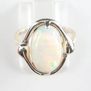 Eleganter Damenring mit GEM White Opal aus Lightning Ridge in 585 Gelbgold