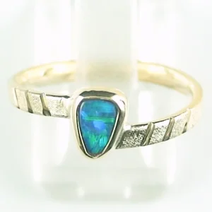 18k Gelbgold Ring mit 0,41 ct Black Crystal Opal – Eleganter Designer-Ring mit GEM Class Black Crystal Opal