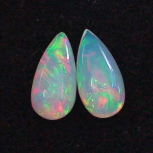 Welo Opal Pärchen 2,53 u. 2,59 ct Multicolor Milchopale Opale