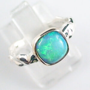 935er Silberring mit 1,40 ct Crystal Opal und 18k-Gelbgoldfassung
