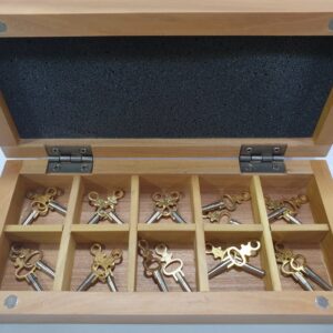 Taschenuhrschlüssel Set in Holz-Etui