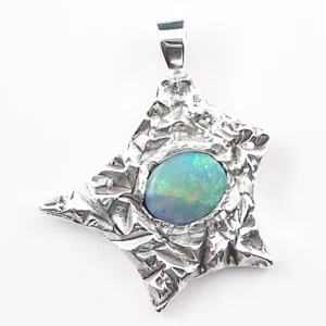 935 Silber Anhänger mit 0,91 ct. Black Crystal Opal – Kunstvoller Designer-Anhänger mit Black Crystal Opal aus Lightning Ridge
