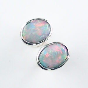 935er Silber-Ohrstecker mit 1,38 ct White Opalen im Ovalschliff