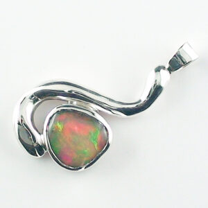 935er Silberanhänger mit 1,32 ct Welo-Opal