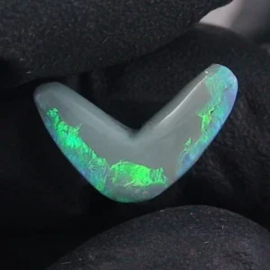 5,91 ct. Semi Black Opal aus Lightning Ridge – Natürliche Farbvielfalt