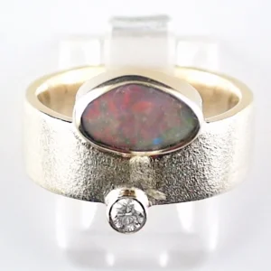 Eleganter Goldring mit 1,24 ct. Black Opal und Brillant in 585er Gold