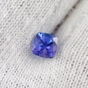 0,45 ct Tansanit Kissenschliff VVSI Blau Violett