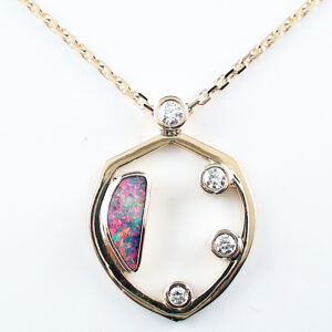 Designerstück: Opalanhänger mit 2,76 ct GEM Boulder Opal und 18k Gelbgold mit 18k Goldkette