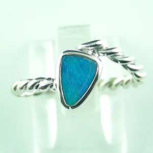 Kordelring mit Opal aus 935er Silber mit einem 0,37 ct. blau türkisem Black Crystal Opal