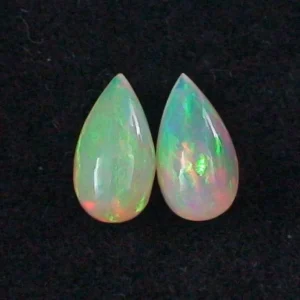 Welo Opal Pärchen 1,79 u. 1,86 ct Multicolor Milchopale Opale